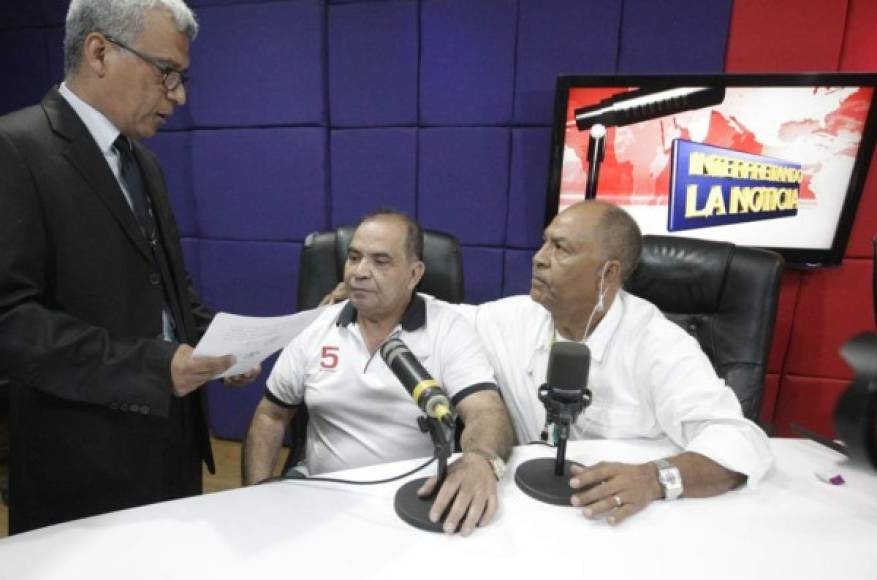 El periodista hondureño David Romero fue capturado hoy por agentes Tigres en las instalaciones de Radio Globo en Tegucigalpa, de la cual es director.