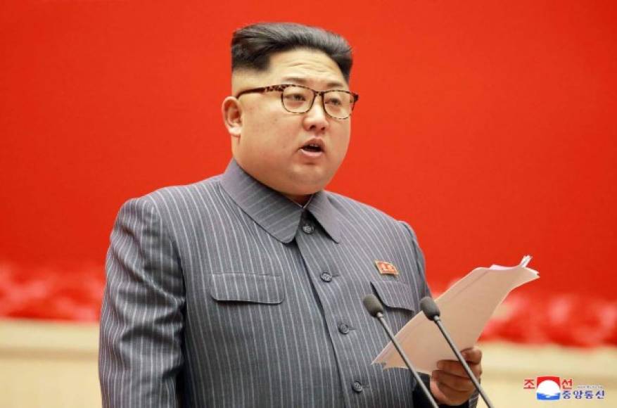 - Escalada con Pyongyang -<br/><br/>El 3 de septiembre, Corea del Norte, que multiplicó sus pruebas de misiles, efectuó un nuevo ensayo nuclear, el más potente hasta la fecha.<br/><br/>A finales de noviembre, el dirigente Kim Jong-Un declaró que su país alcanzó la meta de convertirse en una potencia nuclear tras haber probado con éxito un nuevo tipo de misil capaz de golpear en cualquier lugar de Estados Unidos.<br/>