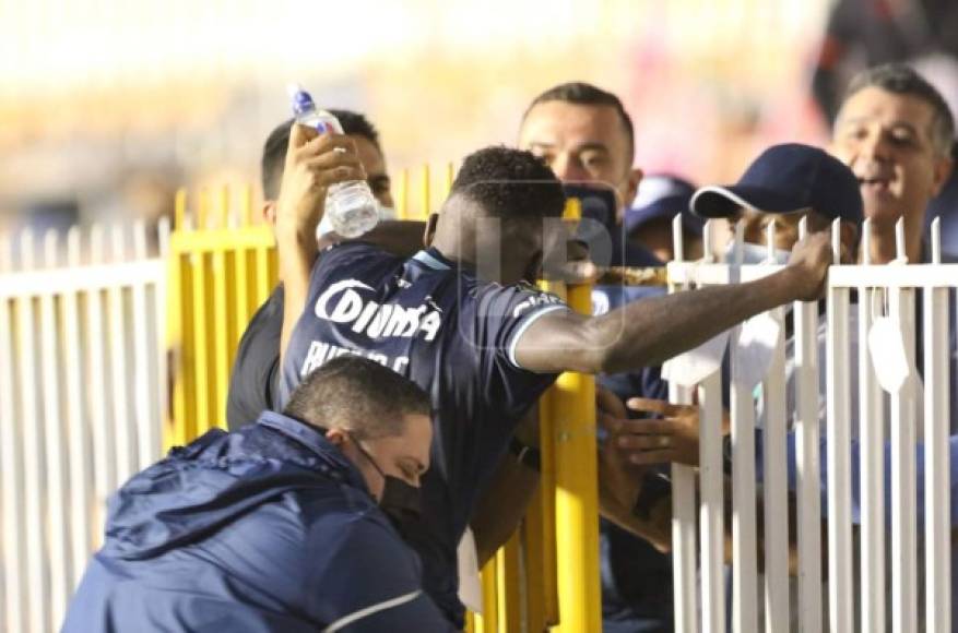 Rubilio Castillo explotó y tuvo que ser controlado por el cuerpo técnico del Motagua. El goleador estaba enojado con una persona del sector de palco.