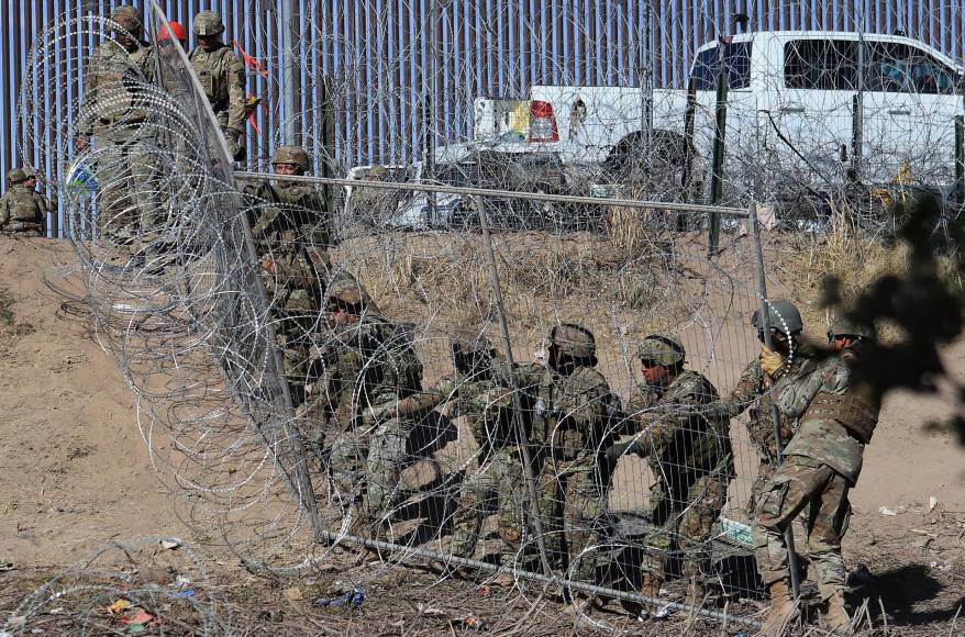 El viernes, los militares volvieron a levantar la cerca y el Gobernador de Texas, Greg Abbott, ordenó reforzar la seguridad con un centenar de elementos y decenas de patrullas.