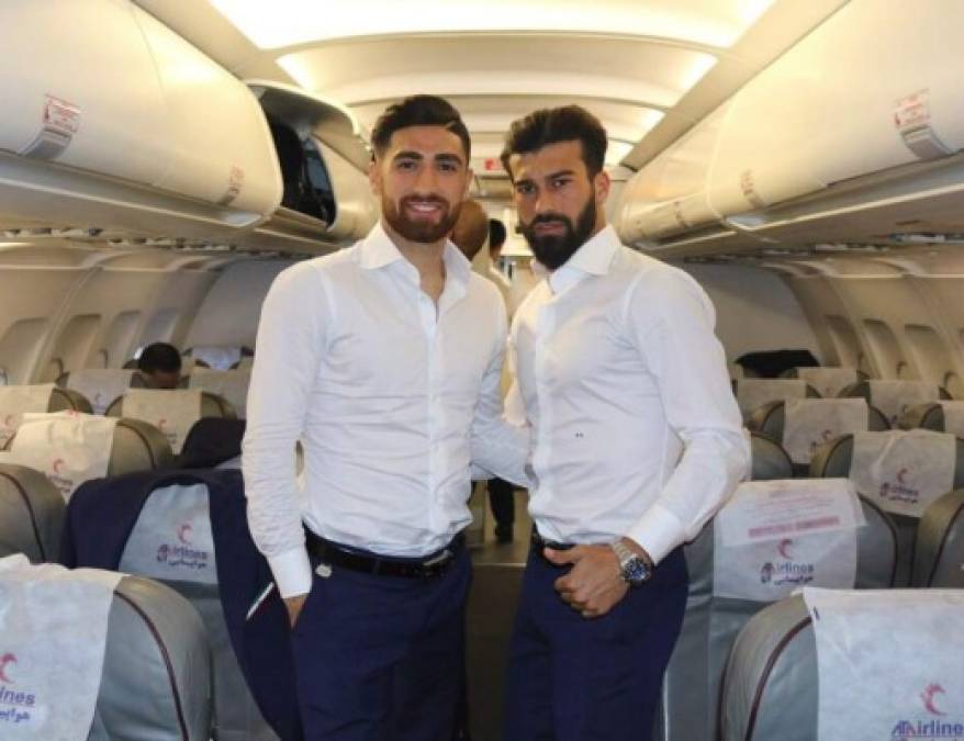 Los jugadores Alireza Jahanbahksh y Ramin Rezaian aprovecharon su momento viral para compartir imágenes de su vuelo a Rusia.