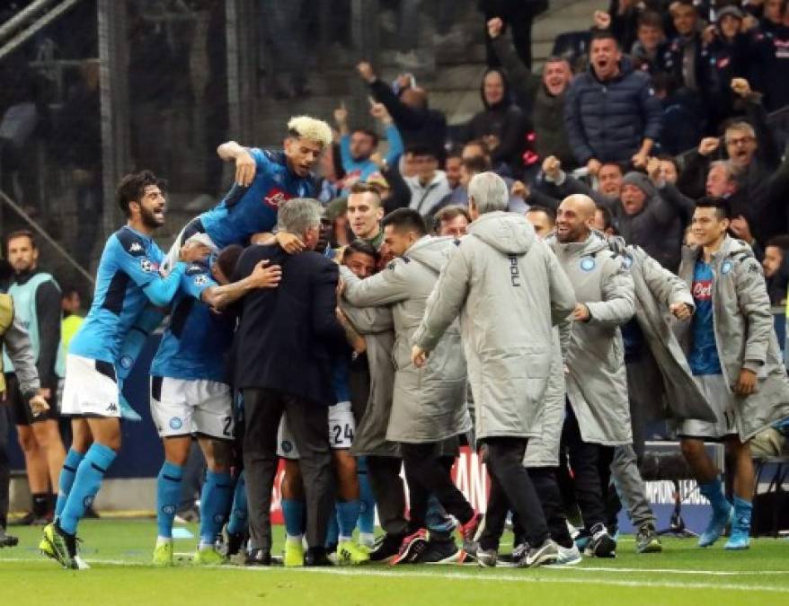 Todos los jugadores del Napoli se fueron a celebrar con Ancelotti y Lorenzo Insigne. Foto AFP