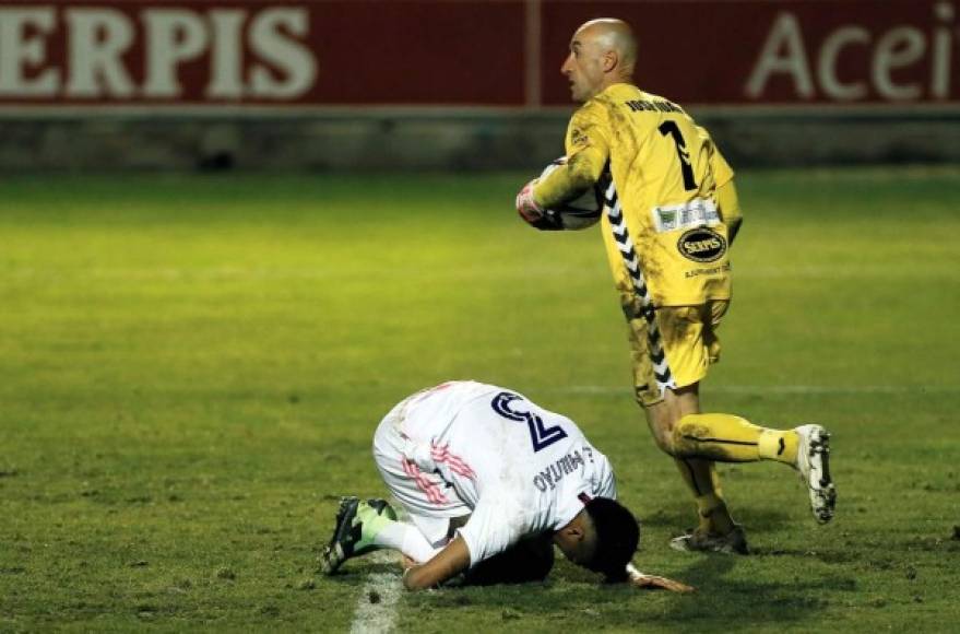 El portero del Alcoyano, José Juan, fue una de las figuras del equipo local. En la imagen controló el balón mientras Eder Militao queda en el suelo.