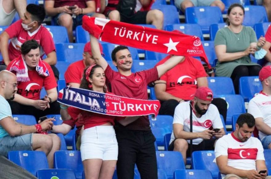 El rojo turco invadió las gradas de la casa de la Lazio y Roma. Prácticamente, Turquía es visitante, en una Eurocopa atípica, que se jugará en 11 sedes. La final será en Wembley (Londres).