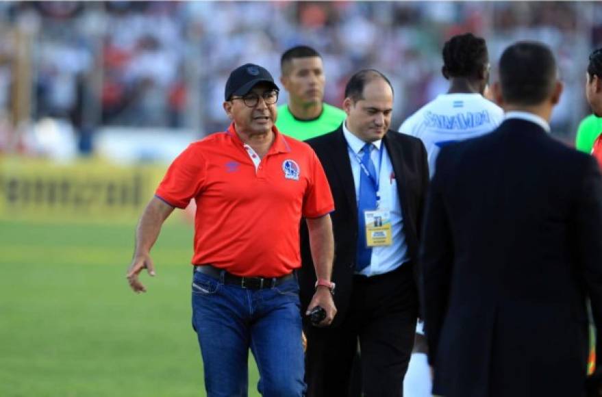 Osman Madrid, vicepresidente del Olimpia, mostró su enfado contra los árbitros al medio tiempo del partido.