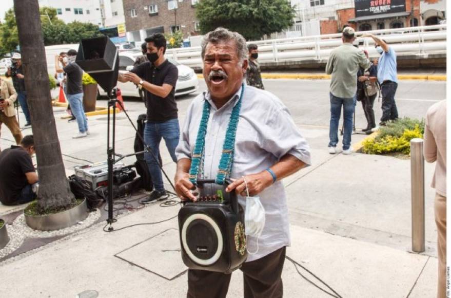 Fans de Vicente Fernández se han dado cita a la afueras del hospital donde se encuentra internado, para echarle porras o cantar sus éxitos.