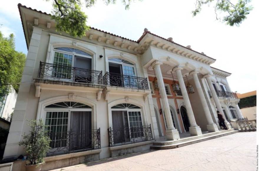 El lujoso inmueble está ubicado en el exclusivo barrio Lomas de Chapultepec.