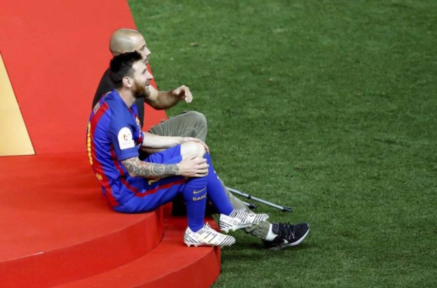 Messi dialogó con Mascherano, quien volvió en muletas tras salir de cambio por un golpe en la cabeza.