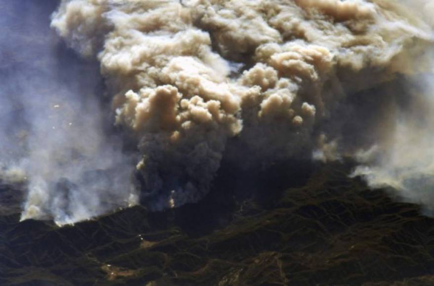 La NASA divulgó impactantes imágenes de los devastadores incendios en el sur de California (EUA), que han dejado desde el lunes una víctima mortal, 98.000 personas evacuadas, 834 edificios destruidos y casi 81.000 hectáreas arrasadas, un área más grande en superficie que la ciudad de Nueva York.<br/>