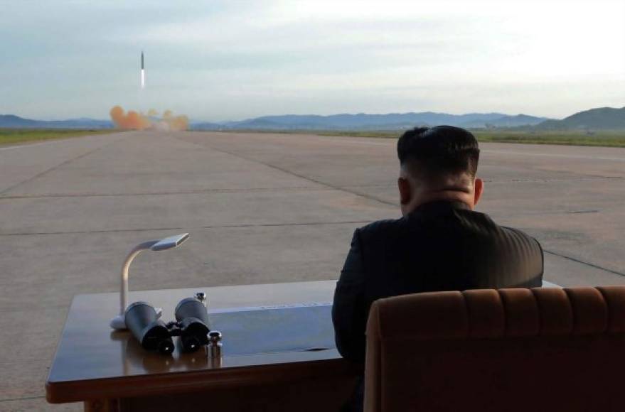 3. Corea del Norte, nueva potencia nuclear.<br/><br/>Las tensiones en la península son más fuertes que nunca. Corea del Norte aceleró este año el ritmo de su enloquecida carrera nuclear atizando el temor a un conflicto atómico digno de las peores horas de la Guerra Fría.<br/>Los constantes ensayos de misiles intercontinentales (ICBM), capaces de alcanzar el territorio continental estadounidense, convirtieron a Pyongyang, según Kim Jong-Un, en un Estado nuclear de pleno derecho.<br/>Una cuestión que debería seguir dejando grandes titulares en 2018 porque las grandes potencias parecen incapaces de obligar a Corea del Norte a renunciar a sus programas nuclear y balístico.<br/>Los múltiples paquetes de sanciones votados por el Consejo de Seguridad de la ONU no disuadieron a Pyongyang de llevar a cabo, en septiembre, su sexto ensayo nuclear, el más potente hasta la fecha, y que según el régimen norcoreano sirvió para probar una bomba de hidrógeno. Pyongyang afirma que su prioridad es su propia supervivencia. Sus críticos le acusan de querer reunificar por la fuerza la península dividida desde hace casi 70 años. En tanto, EUA ha respondido realizando varias demostraciones de fuerza en la península que mantienen al mundo en vilo.<br/>