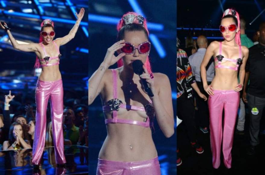 Rastas, pantalones y top: todo fucsia. Una vez más Miley consigue sorprendernos aunque ya no lo creyésemos posible.