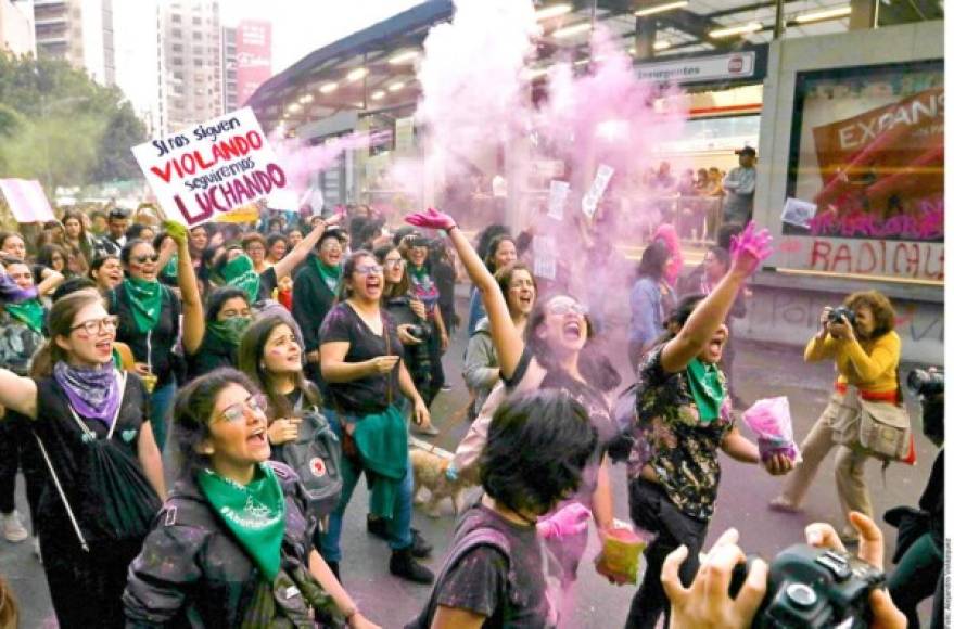 La marcha para repudiar la violencia contra mujeres terminó<br/>en un caos en Paseo de la Reforma.