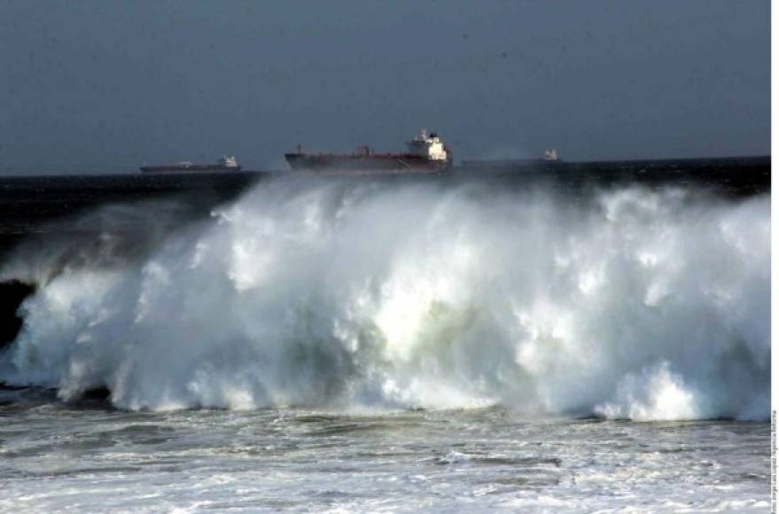Protección Civil de El Salvador pidió 'precaución a bañistas y surfistas en playas y bocanas' debido al fuerte oleaje generado por tormentas 'extratropicales' que se prolongará hasta mañana.