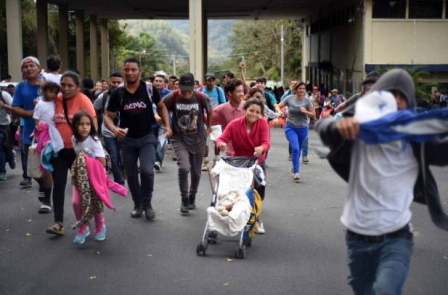 Más de un millar de migrantes hondureños rompieron este jueves una barrera policial en la frontera de Guatemala para unirse a cientos de sus compatriotas que salieron en caravana rumbo a Estados Unidos huyendo de la pobreza y violencia.
