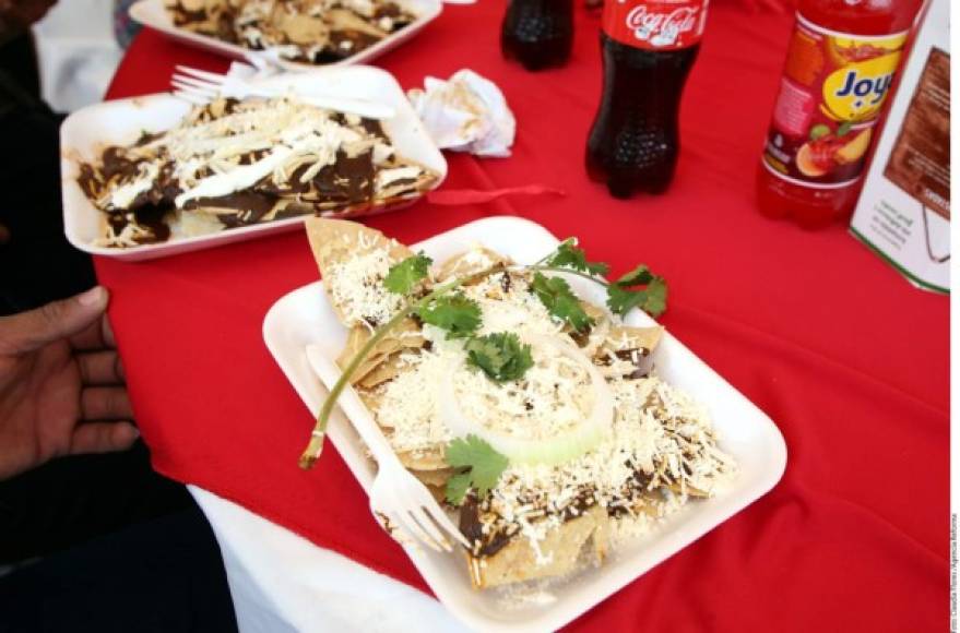 Mole, frijoles refritos, arroz, refrescos, mucha cerveza y botellas tequila La Joya ha sido el menú que han disfrutado los invitados.