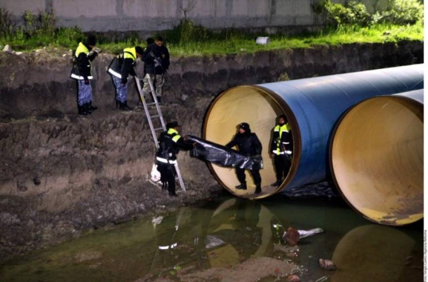 Según la información difundida, 'El Chapo' evadió la custodia a través de un túnel que iniciaba en el área de la regadera mediante un rectángulo de unos 50 centímetros de lado con una profundidad de metro y medio.