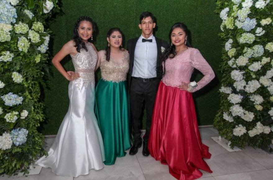 Andrea Reyes, Marcela Flores, Samuel Carpio y Sofía Aguilar.