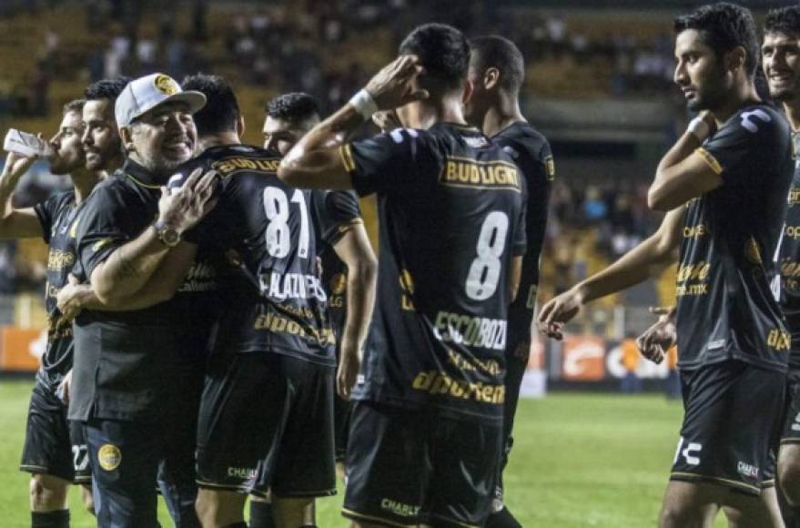 Argentine legend Diego Maradona (L) celebrates with his players during his first match as coach of Mexican second-division club Dorados, against Cafetaleros, at the Banorte stadium in Culiacan, Sinaloa State, Mexico, on September 17, 2018. / AFP PHOTO / RASHIDE FRIAS