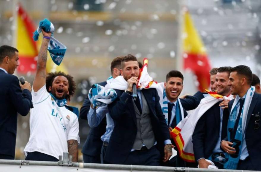 Sergio Ramos, como capitán del Real Madrid, tomó la palabra en la Plaza Cibeles.