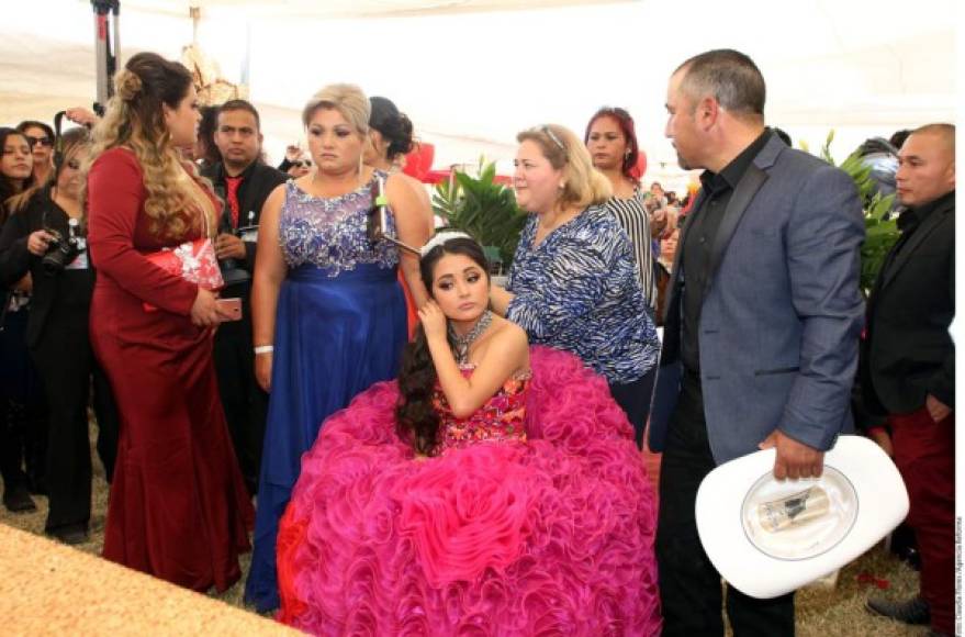 Todos han notado la falta de sonrisas en el rostro de la madre y de la quinceañera.