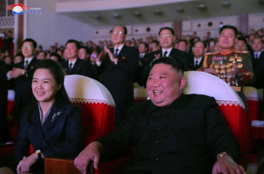 El diario Rodong Sinmun divulgó hoy las primeras fotos del líder Kim Jong-un y su mujer en el Teatro de las Artes de Mansudae, en la capital norcoreana.<br/>