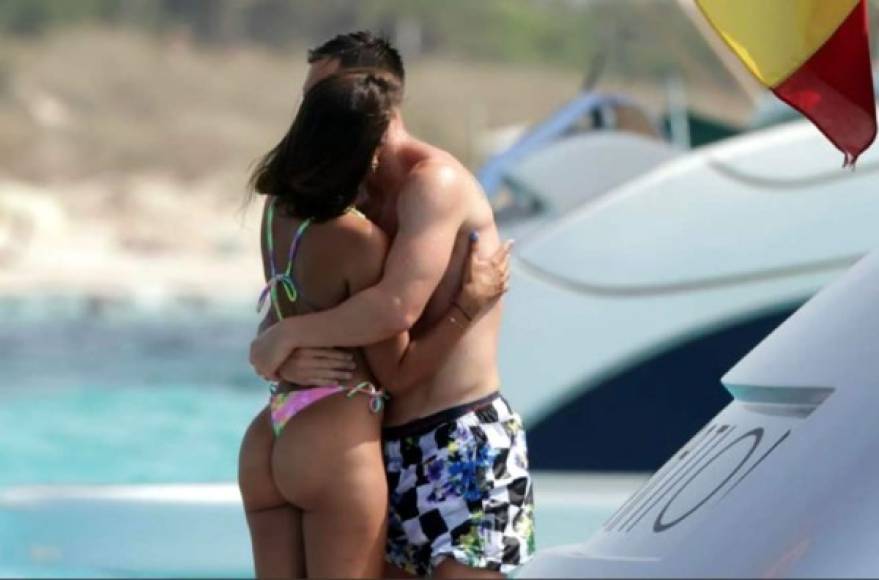 Así es el tremendo abrazo que le dio el jugador rosarino a su pareja.<br/><br/>Foto cortesía Mundo Deportivo