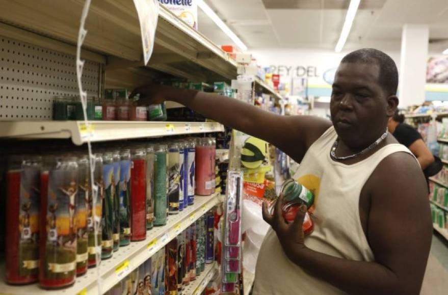 Los puertorriqueños inundaron los supermercados para comprar productos de primera necesidad ante el inminente azote de María.