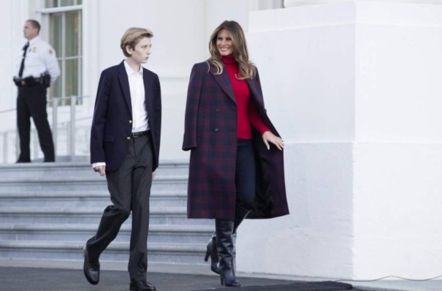 Melania Trump y su hijo Barron recibieron ayer en la entrada de la Casa Blanca el árbol navideño que lucirá en la residencia presidencial en las próximas fiestas, el primero desde que Donald Trump fue elegido presidente hace un año.