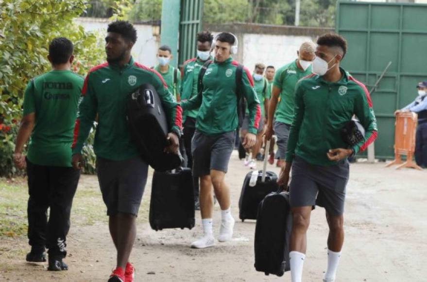 La plantilla del Marathón se concentró desde el sábado en un hotel de San Pedro Sula y arribaron al estadio cuando faltaban dos horas para el inicio del partido.