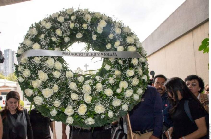 Mauricio Islas y su familia también llegaron una corona para conmemorar a la actriz en su muerte.