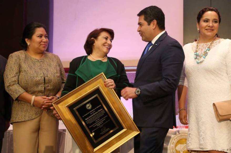 Lisseth García; la galardonada con el premio Álvaro Contreras 2015, María Antonia Martínez Méndez de Fuentes, el mandatario Juan Orlando Hernández y la primera dama Ana García de Hernández durante un momento histórico para el periodismo sampedrano.