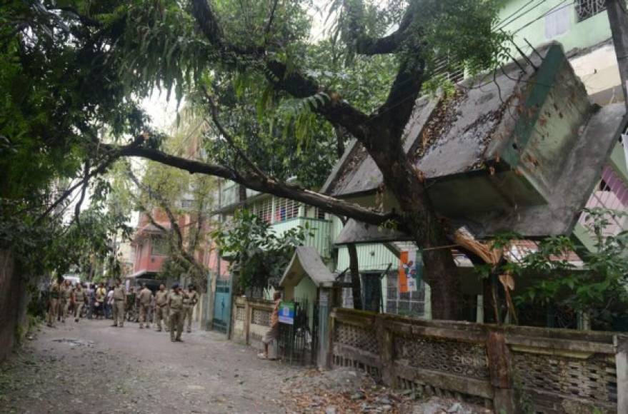 Varias viviendas se destruyeron tras el sismo de 7.9 grados que sacudió hoy Nepal. Foto AFP.