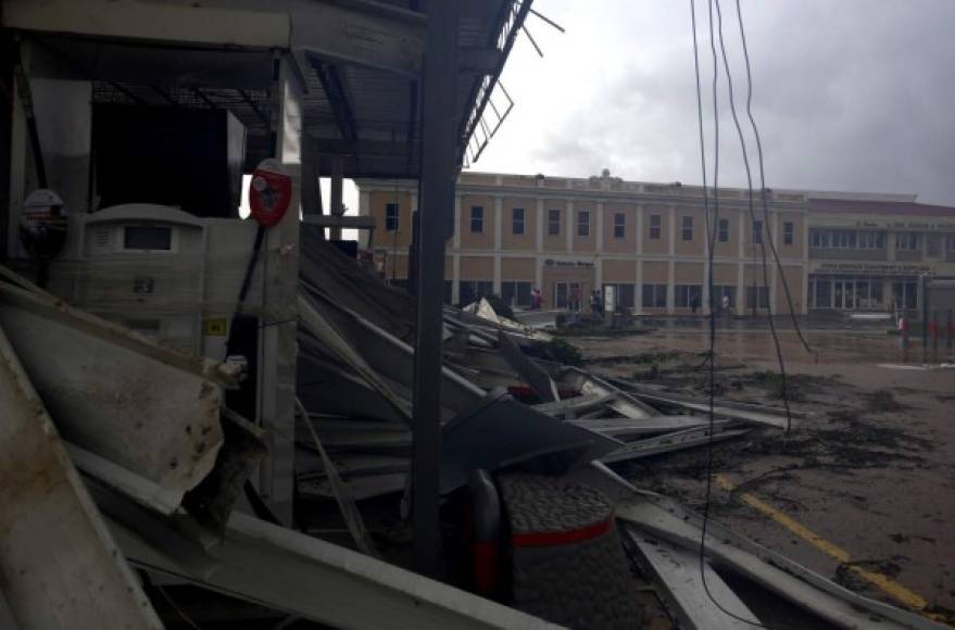 A su paso por la costa noreste del país, las fuertes lluvias y el viento, con ráfagas que han superado los 110 kilómetros por hora, han ocasionado la voladura de techos de viviendas, el derribo de árboles y postes del tendido eléctrico, que han dejado sin electricidad sólo en el norte a más de 300.000 dominicanos.<br/>