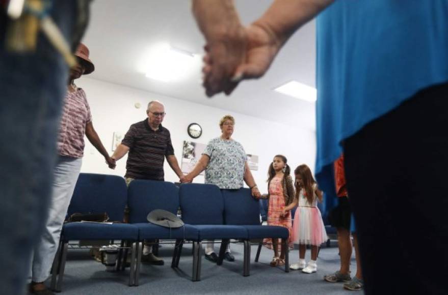 Otros residentes han optado por congregarse en las iglesias para pedir protección divina ante estos fenómenos.