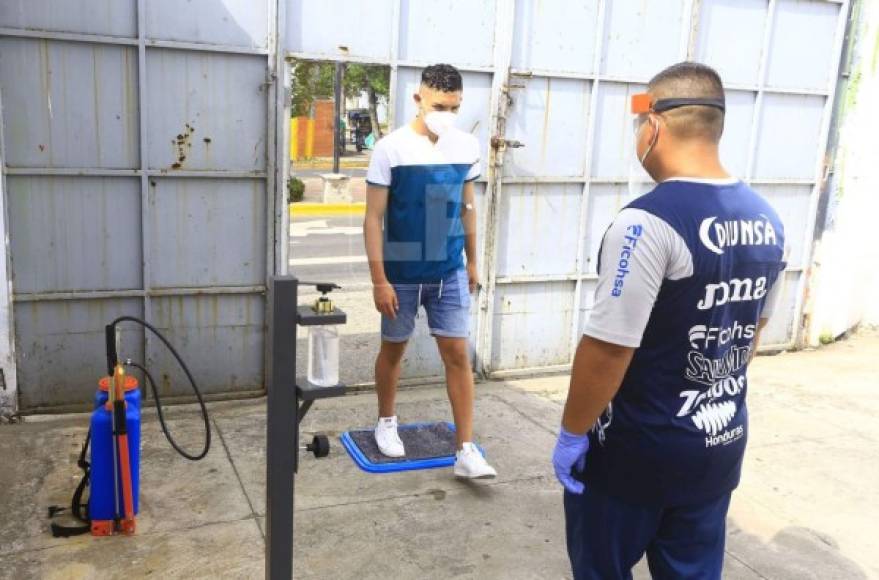 Uno a uno los jugadores convocados fueron llegando este jueves al estadio Morazán de San Pedro Sula.