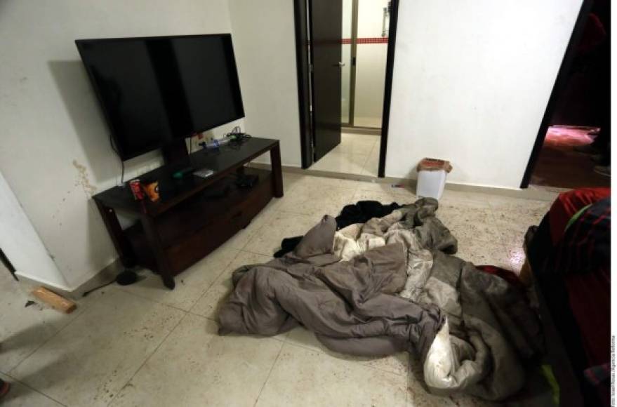 La casa de seguridad de 'El Chapo' contaba con una sala con televisión, la cual quedó manchada con sangre de sicarios abatidos.