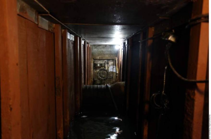 La Marina se percató que 'El Chapo' se había escapado por un clóset falso que tenía un túnel que daba al alcantarillado.