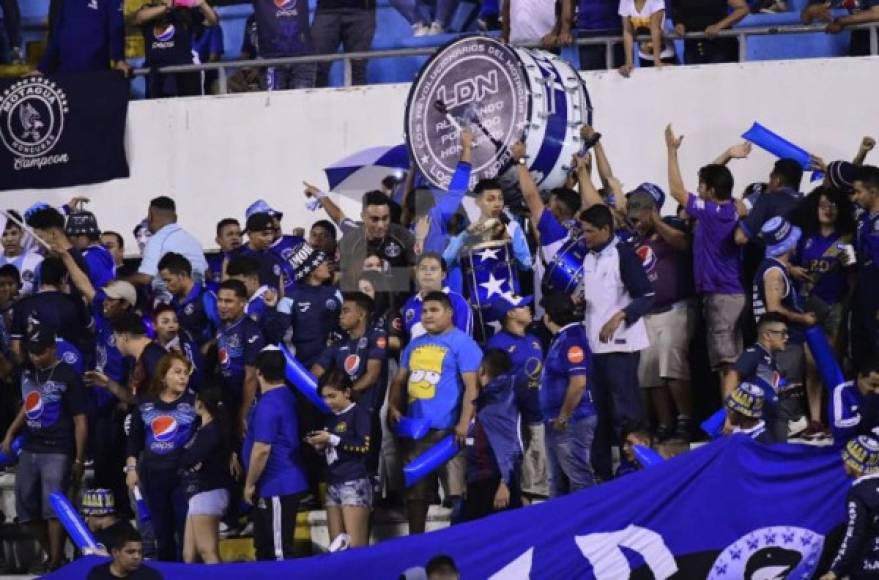 La barra del Motagua no podía faltar y llegó en buena cantidad al estadio Olímpico de San Pedro Sula para darle el apoyo al cuadro azul.