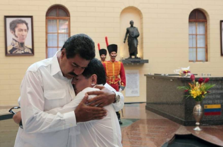 Tras la muerte de Chávez, el también exentrenador argentino brindó su apoyo a Nicolás Maduro, participando en varios de sus eventos de campaña.