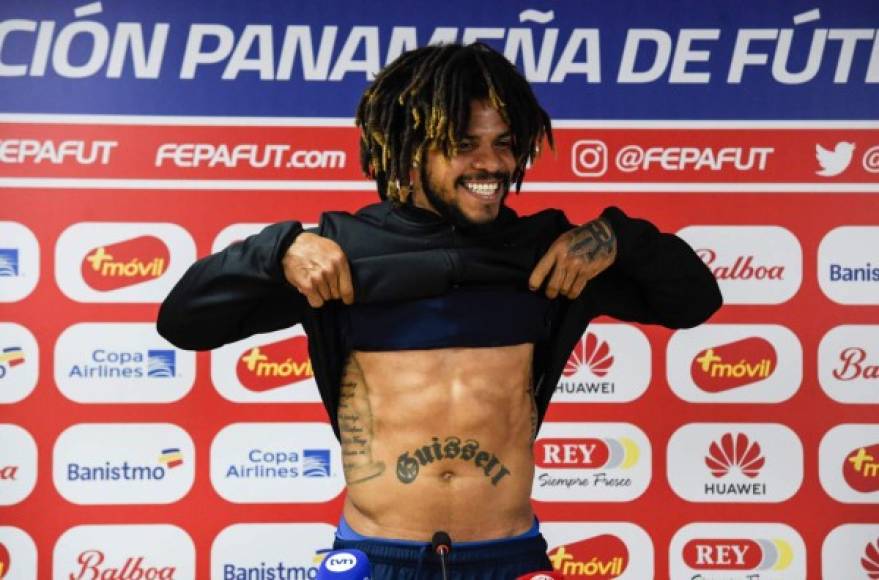 El central panameño Román Torres fue cuestionado por un periodista de ser el más gordo que veremos en el Mundial y el zaguero le respondió con levantarse la camiseta y le indicó que no está con libras de más.