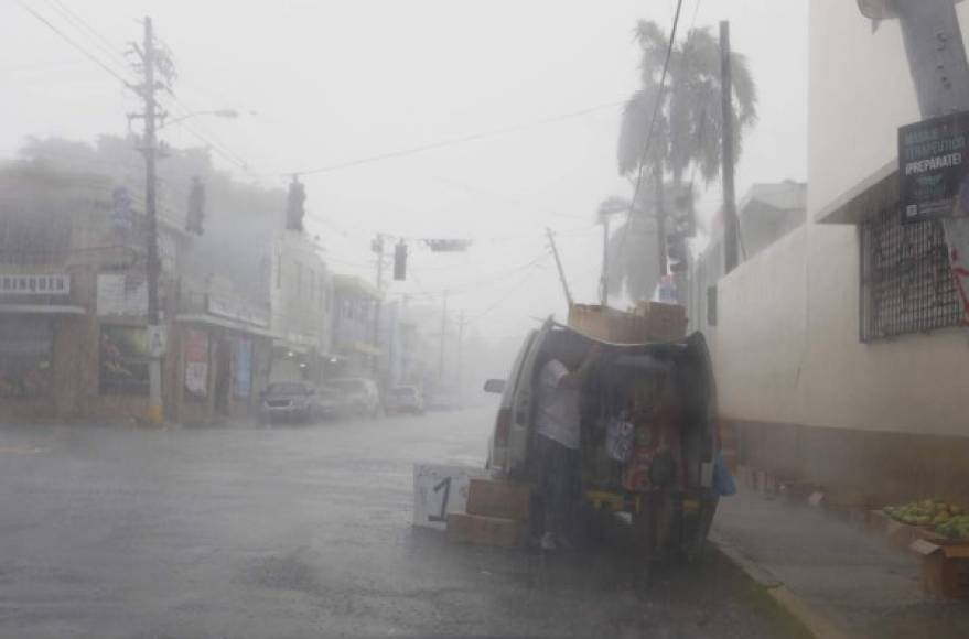 Aunque finalmente el huracán no tocó tierra en San Juan, la capital de Puerto Rico, esta isla estadounidense padeció la noche del miércoles fuertes lluvias y vientos de hasta 295 km/hora que dejaron a un millón de personas sin luz.