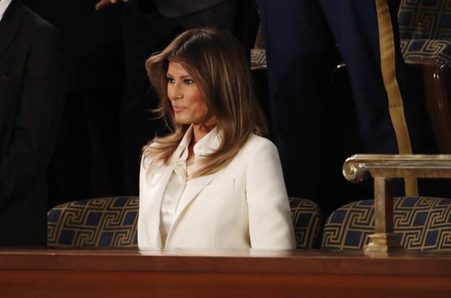 MCX01. WASHINGTON (EE.UU.), 30/01/2018.- La primera dama de Estados Unidos Melania Trump (c) llega hoy, martes 30 de enero de 2018, para escuchar el discurso del presidente Donald Trump sobre el Estado de la Unión ante el Congreso, en Washington (Estados Unidos). EFE/SHAWN THEW