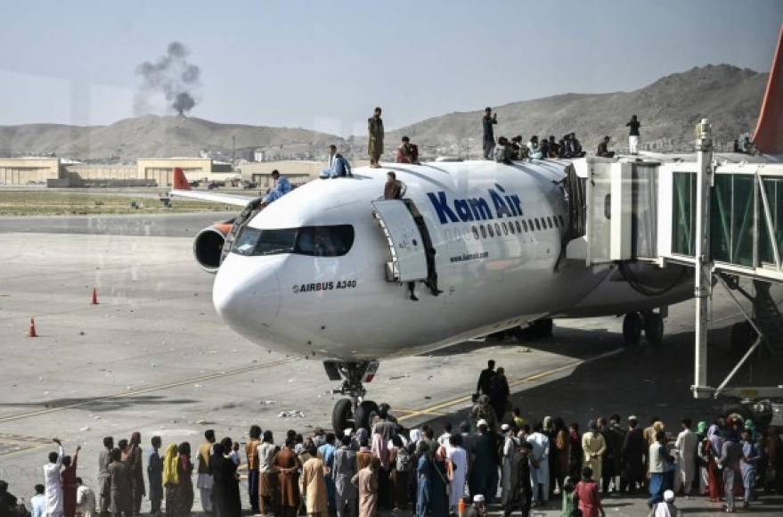 El caos se desató en el aeropuerto de la capital afgana cuando cientos de civiles intentaron huir a la desesperada intentando encaramarse a los aviones, después de que Kabul cayera el domingo en manos de los talibanes mientras soldados estadoundienses mataron a dos personas armadas dentro del aeropuerto.<br/>
