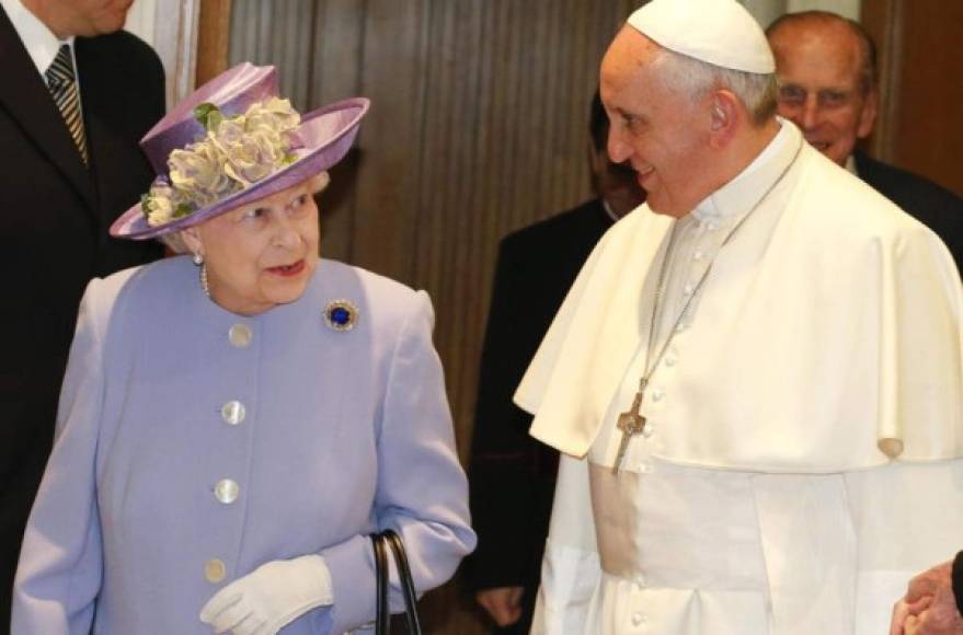 Bajo ninguna circunstancia una mujer debe presentarse vestida de blanco en las audiencias de San Pedro. Esa es una concesión exclusiva de las reinas católicas y de las consortes de los monarcas católicos a manera de agradecimiento a las casas reales que fueron fieles a la iglesia católica cuando todos los reinos se convirtieron al protestantismo. Así que, actualmente, las únicas mujeres que tienen el “Privilegio de Blanco” o Privilege du blanc son: la reina Sofía de España (quien además lo puede combinar con una peineta), la reina Fabiola de Bélgica, la reina Paola de Bélgica, y la gran duquesa María Teresa de Luxemburgo.