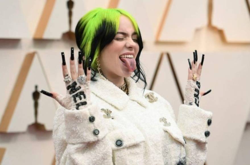 Rodeada de glamur en una de las noches más importantes de Hollywood, la cantante Billie Eilish se negó a dejar sus estilo irreverente para su primer alfombra en los Óscar 2020.<br/>