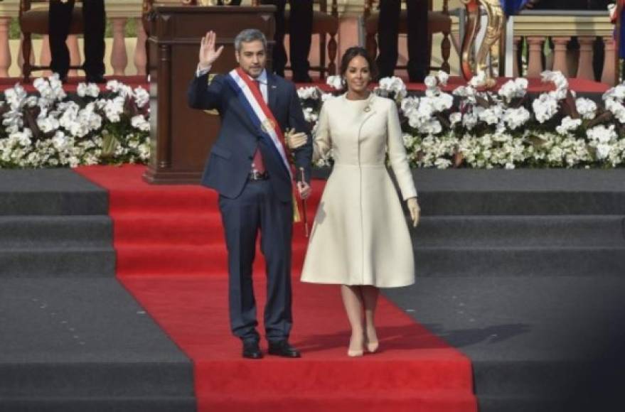 Mario Abdo Benítez asumió este miércoles la presidencia de Paraguay por un período de cinco años, de la mano de su elegante esposa, la primera dama Silvana López Moreira, que acaparó la atención en la investidura.