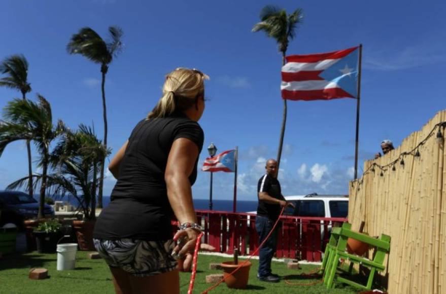 Puerto Rico aguarda el martes con angustia la llegada del huracán María, descrito como 'sumamente peligroso' por meteorólogos y como la mayor tormenta 'en un siglo' por el gobernador, a sólo dos semanas del azote de Irma que aún tiene a más de 50.000 clientes sin electricidad.