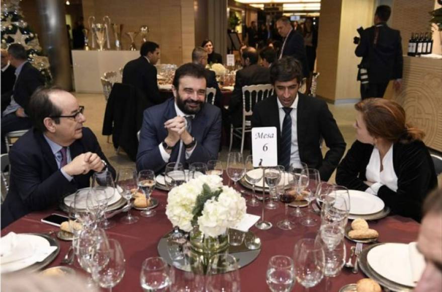 El palco de honor del estadio Santiago Bernabéu acogió la clásica comida navideña de la directiva con cuerpo técnico y jugadores. El mítico Raúl González estuvo presente.