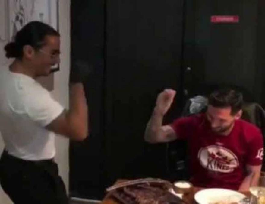 Messi se atrevió a salar la carne como hace el chef turco Nusret Gökçe. Su manera de salar, cocinar y preparar la comida es todo un espectáculo y Messi, como muchas otras personalidades, también quiso comprobarlo de primer mano.