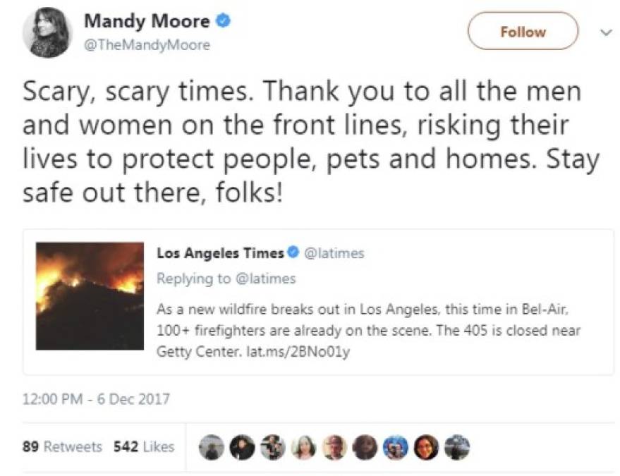 La actriz y cantante Mandy Moore posteó un mensaje en su cuenta de Twitter para agradecer a los más de cuatro mil bomberos que luchan contra los incendios. 'Tiempos muy difíciles. Gracias a todos los hombres y mujeres en la línea de fuego, arriesgando sus vidas para proteger a las personas, mascotas y hogares. Manténganse seguros', escribió la protagonista de la serie 'This is US'.